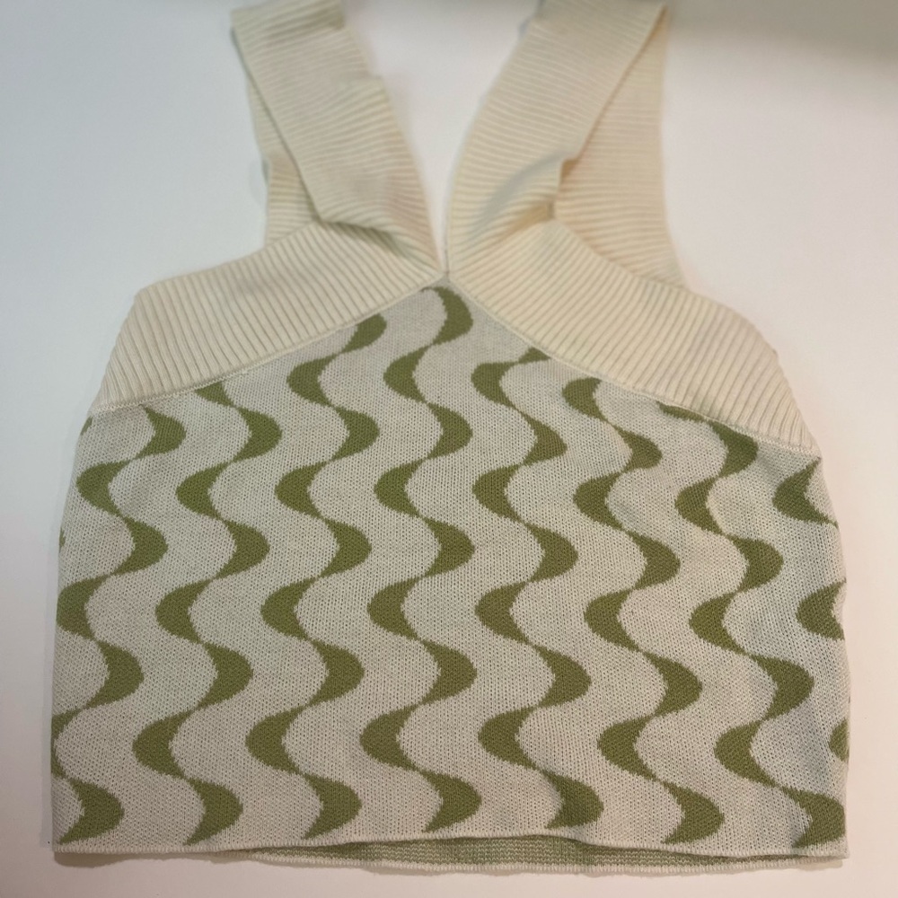 Leli’s Size M. Cream and Green Patterned Women's Top